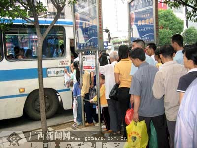 斗门新闻偷手机事件始末女子凌晨家中遭砸门事件后续